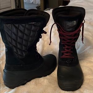 North Face snow boots black with purple laces